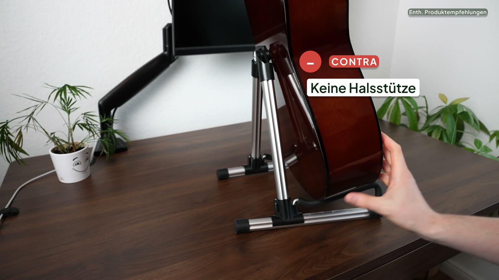 Gitarre lehnt am TNOMSNO Gitarrenständer, eine Halsstütze gibt es nicht
