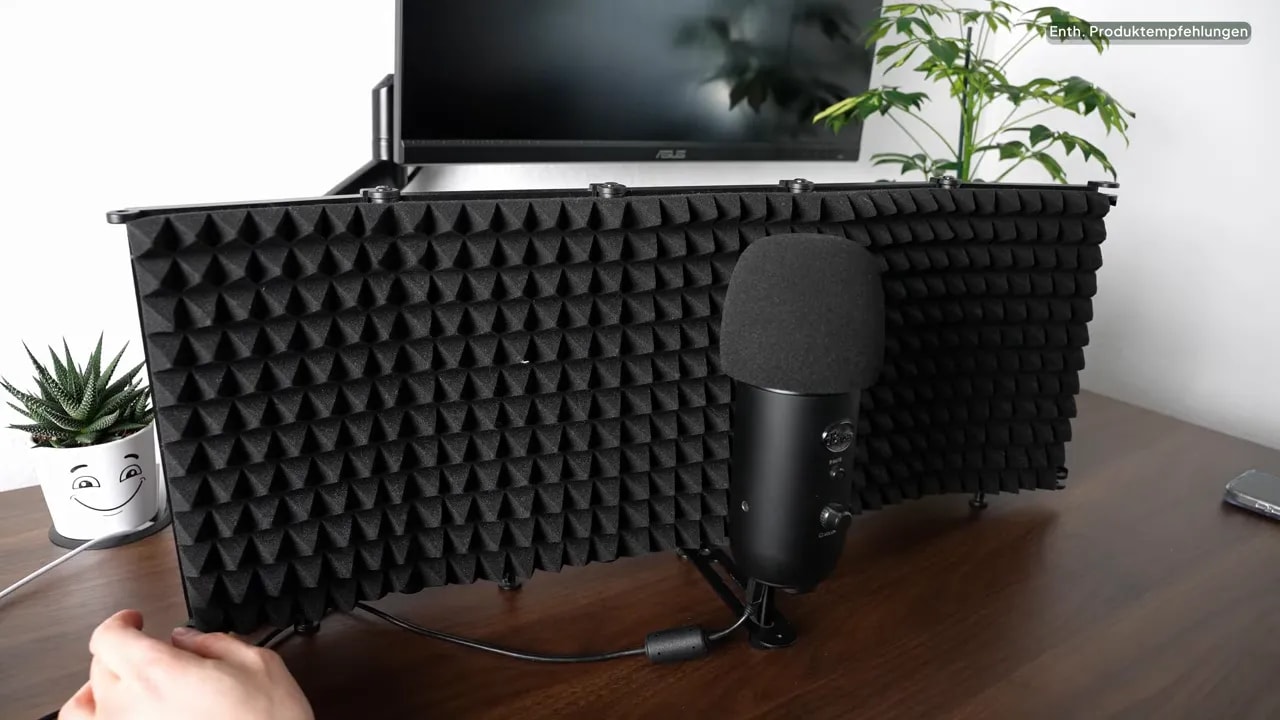 Mein Schreibtisch-Setup im Homeoffice: Monitor, Licht, Strom und Ton 10 USB-Mikrofon mit Schaumstoff-Überzug vor dem aufgefalteten Isolationsschirm auf meinem Schreibtisch