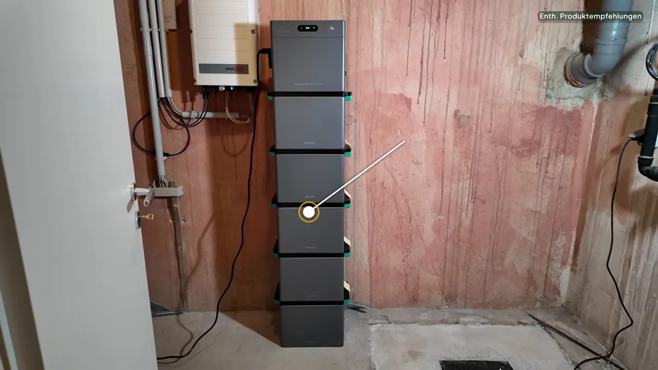 Stromspeicher nachrüsten 2026: AC oder DC, richtige Größe, 800 Watt und Anmeldung 5 Batteriespeicher mit fünf gestapelten Zusatzakkus als Akku-Turm im Keller neben dem Wechselrichter