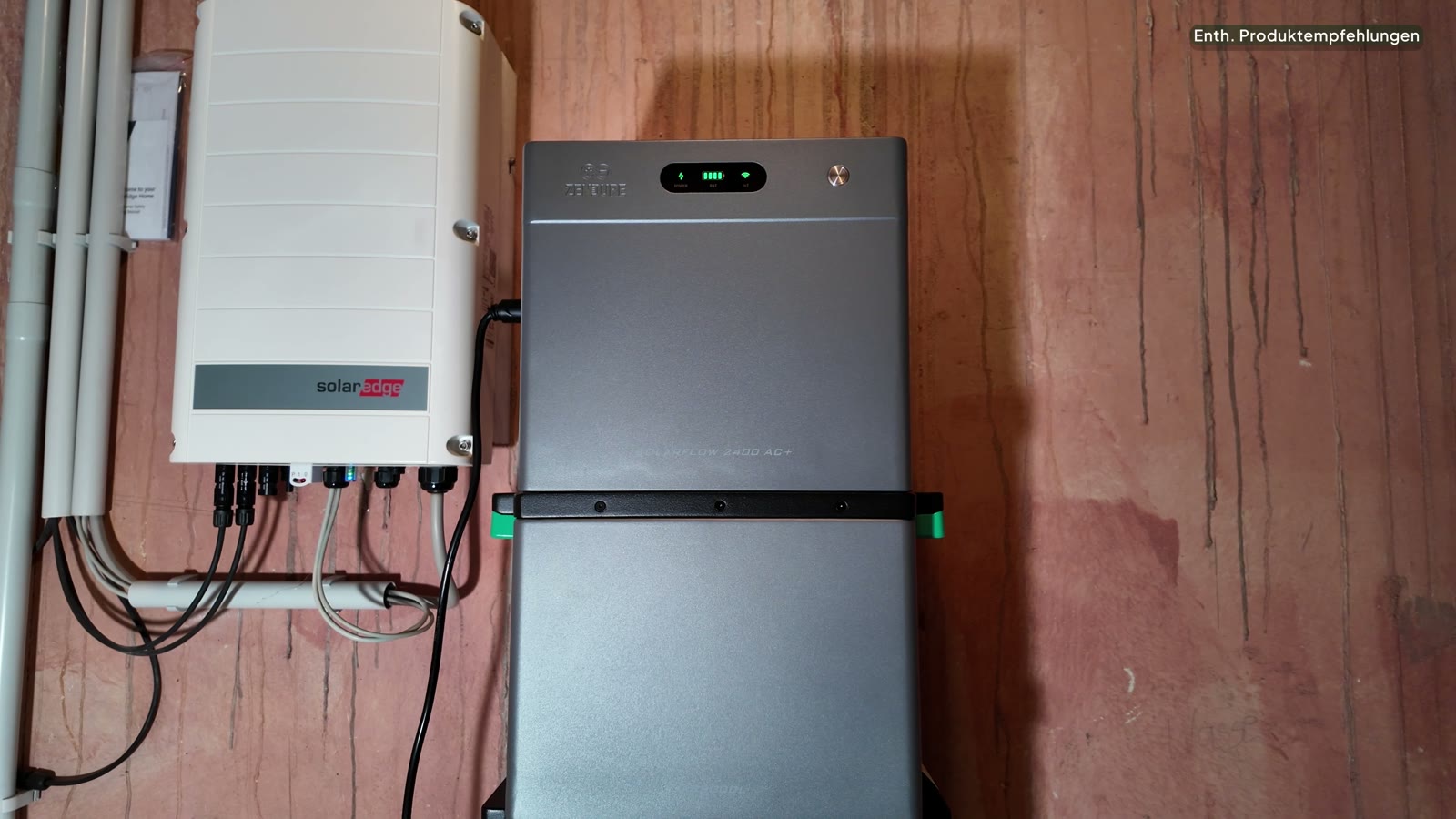 Stromspeicher nachrüsten 2026: AC oder DC, richtige Größe, 800 Watt und Anmeldung 4 AC-gekoppelter Batteriespeicher im Keller neben dem Wechselrichter einer Dach-Solaranlage